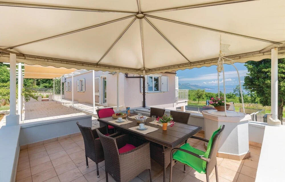 Amazing Home in Drenje With Wifi and 4 Bedrooms