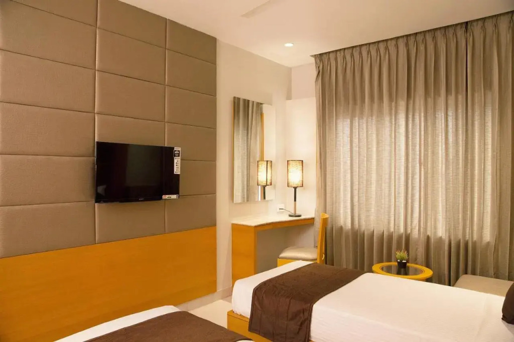 Sri Aadhish Grand Hotel