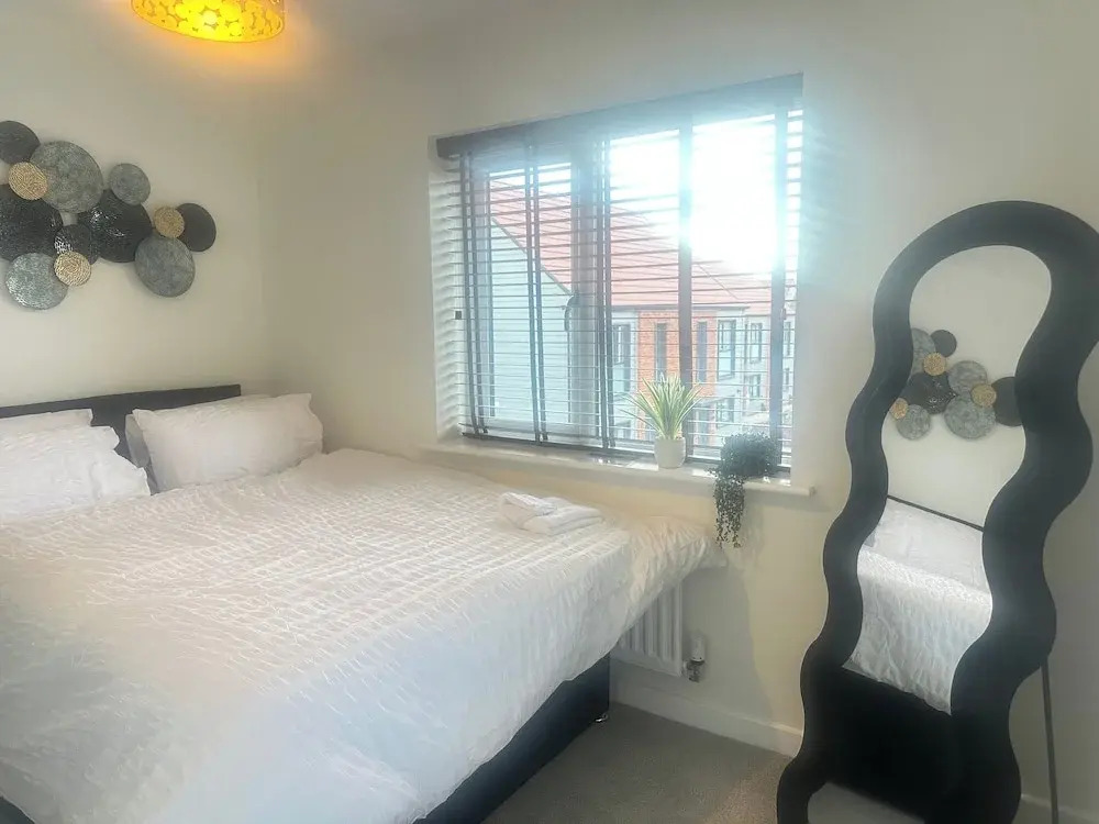 4 Bed House - Sleeps 8 - Pets - Parking - Wifi
