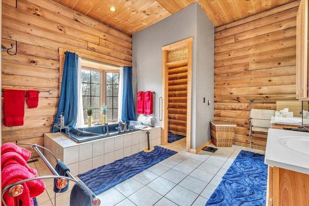 Liberty Pines - Lakefront Log Home, Swim Spa & Game Room