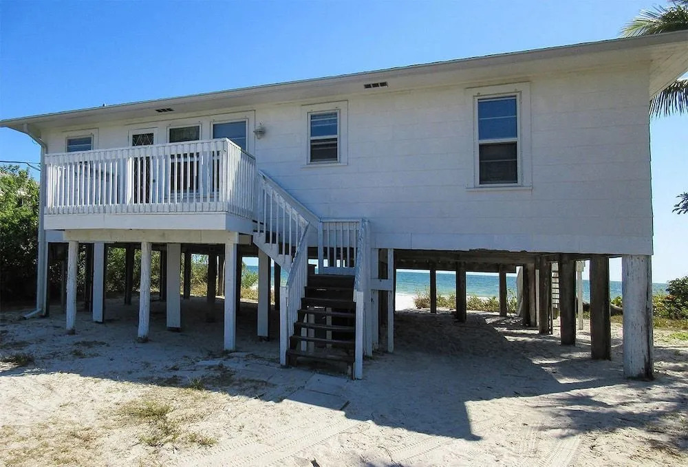 Mid-island Beach House 2 Bedrooms 2 Bathrooms Home