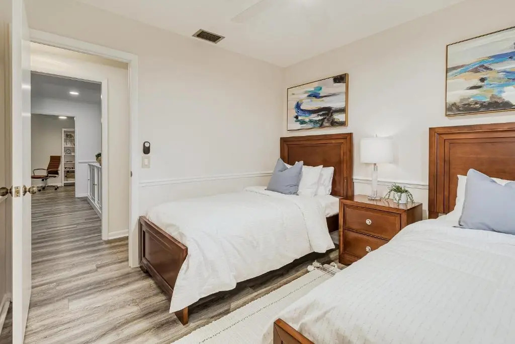 Modern style 3Bedroom home with hot tub less than 5 Mins from Legoland