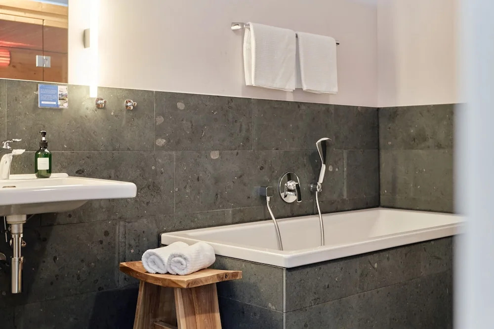 havelblau Ferienlofts - Stilvoll wohnen unmittelbar an der Havel - zentral - Küche - WLAN - Wallbox - Kajaks und Fahrräder vor Ort