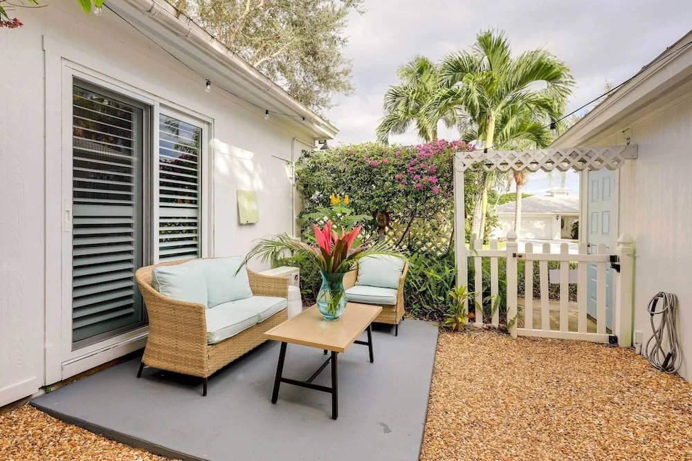 Tropical Cottage < 2 Mi to Hobe Sound Beach!