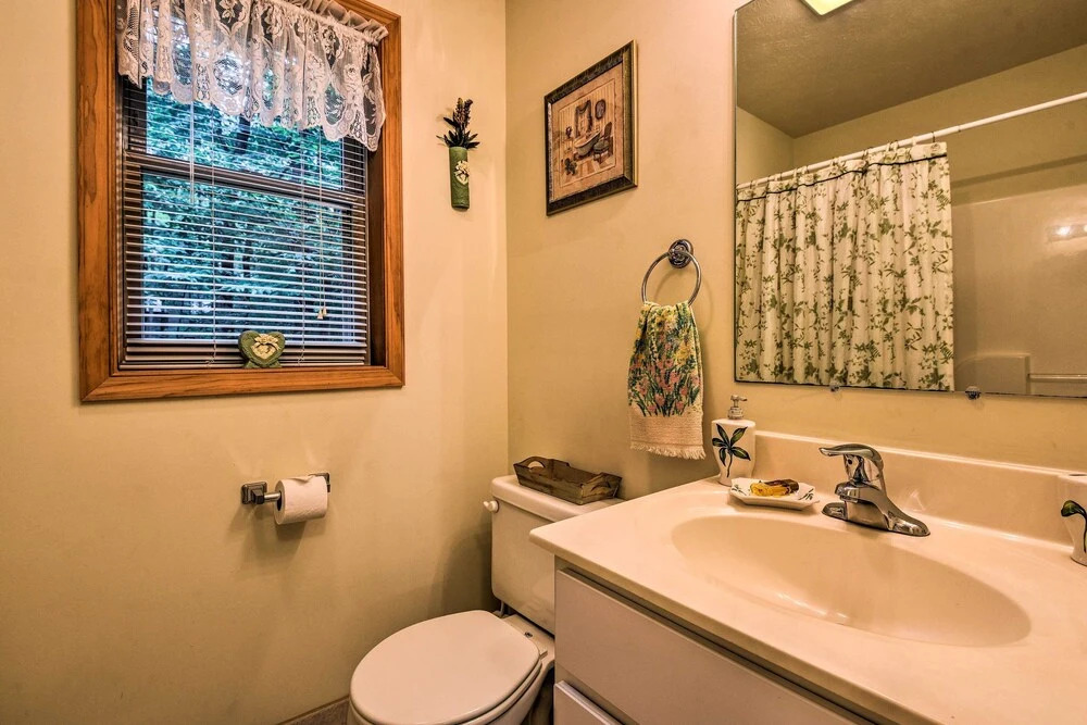 Pocono Mountain Home w/ 3 Community Lakes!