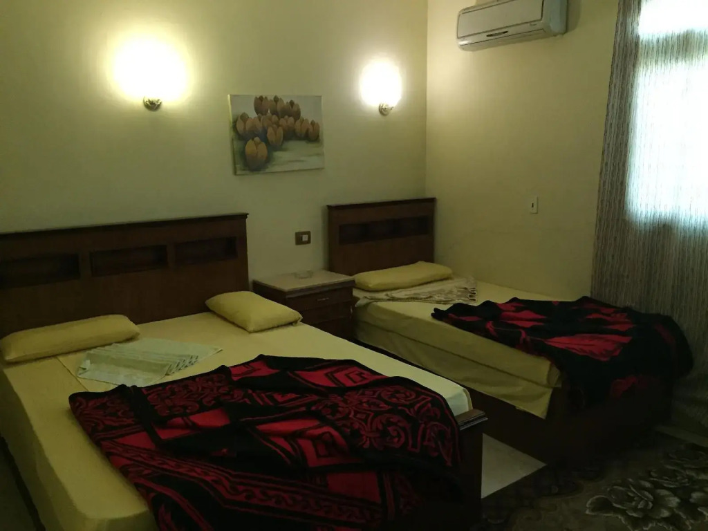 pyramids zh Noya inn