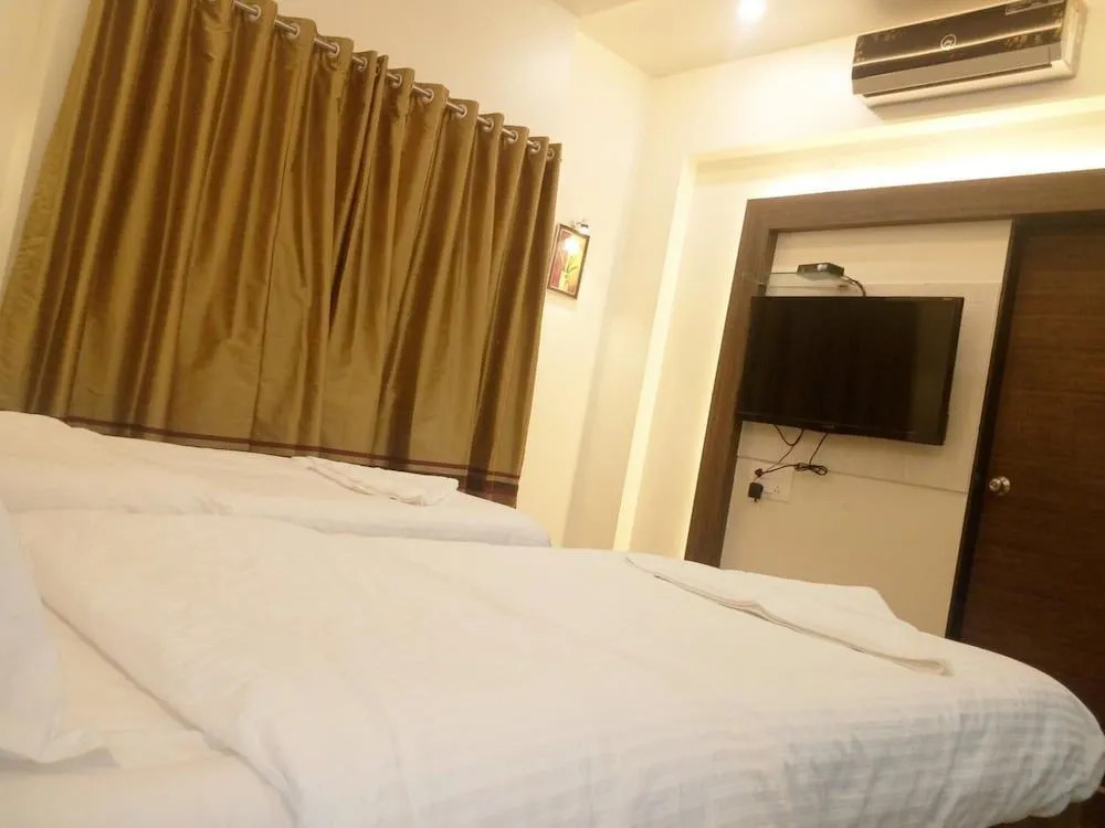 Hotel Pushpak Park