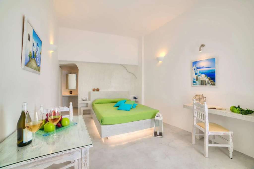 Kima Oia Suites