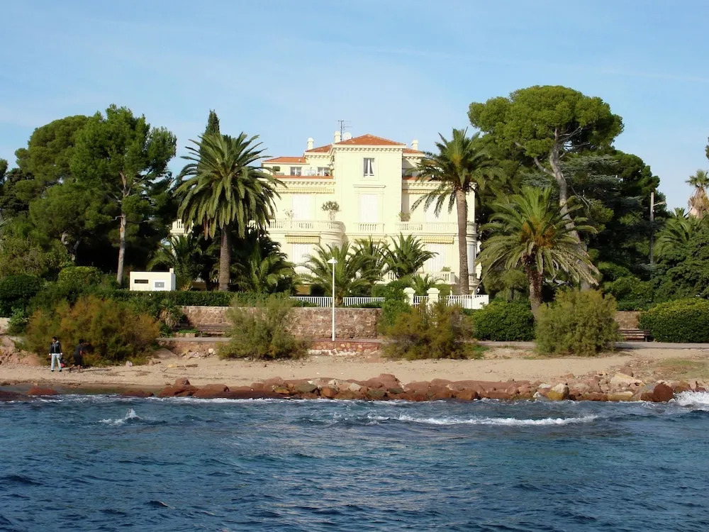 Villa on Côte dAzur with Beachfront Views