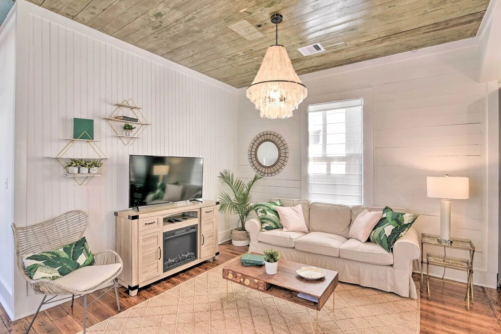 Near Beach & Strand: Bright Cottage in Galveston