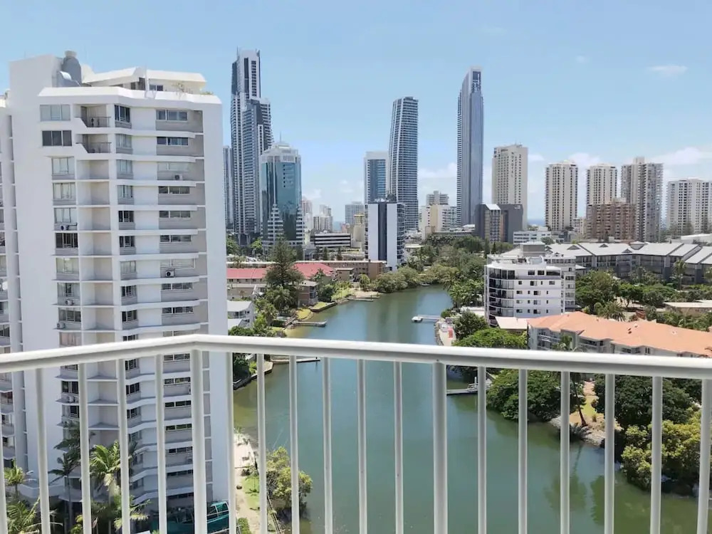Comfortable 2 Bedroom Apartment With River Views
