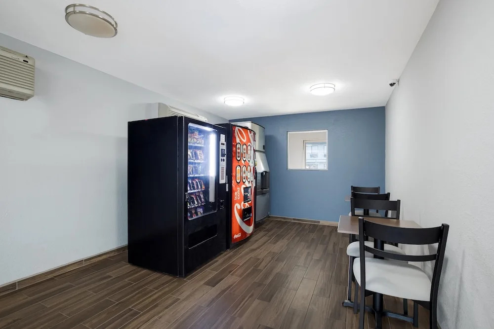 Motel 6 Orange