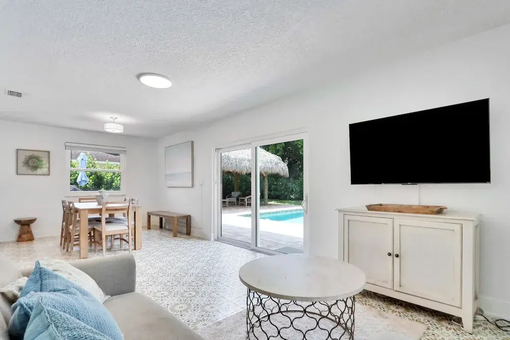 Private Pool + Bar: Palm Beach Gardens Getaway