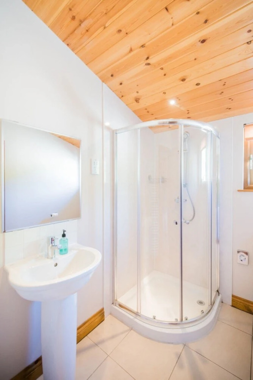 Woodpecker Lodge with Hot Tub