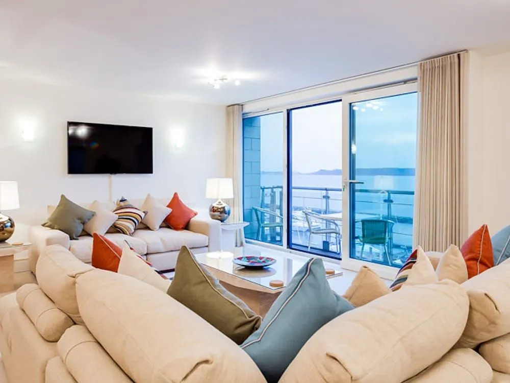Riva - sea views- 180-Degree Panoramic Views from Balcony