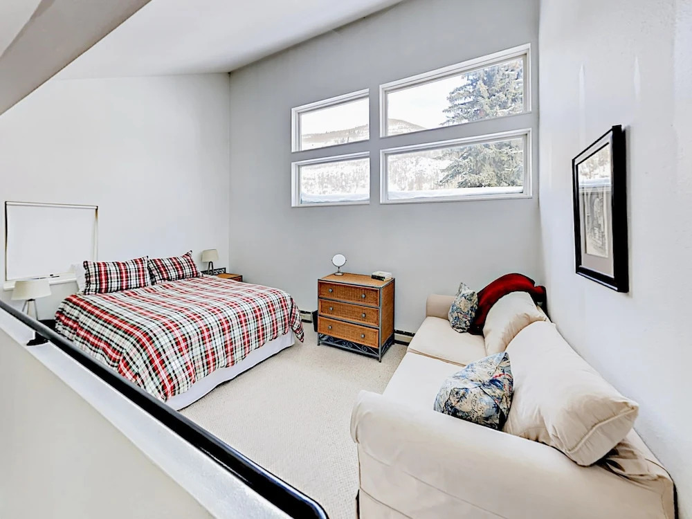 3BR w/ Fireplace, Pool, & Hot Tub