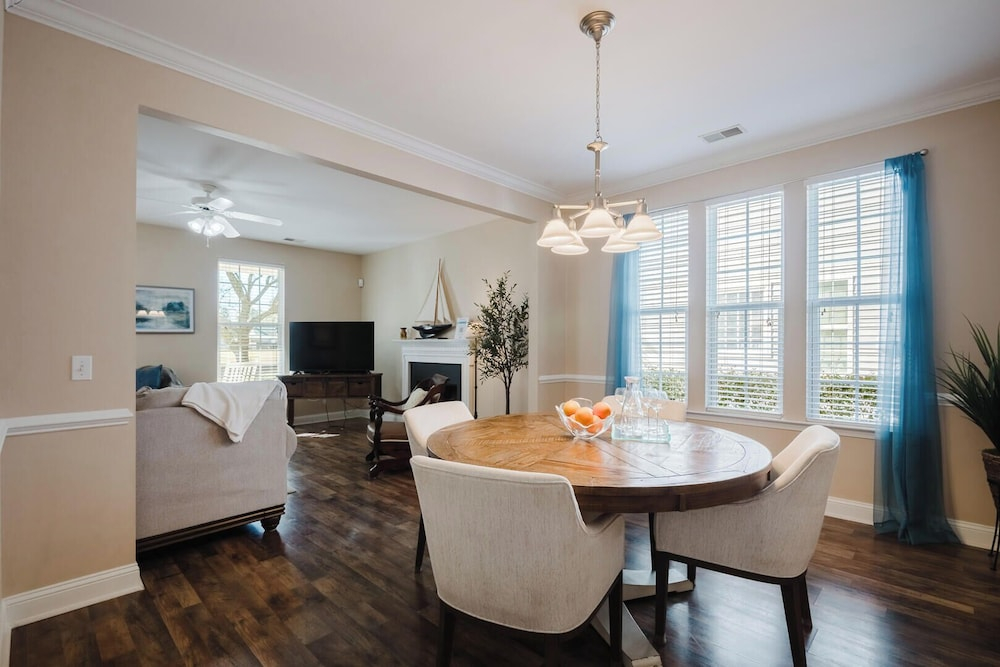 Dogs Welcome! Adorable 3-bedroom Coastal Home in Historic Old Town Bluffton