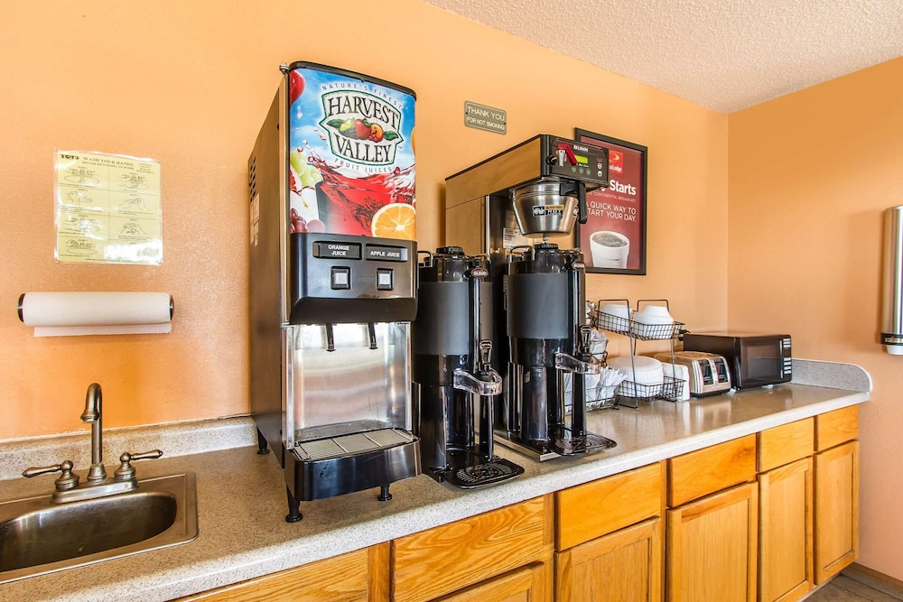 Econo Lodge Inn & Suites Pekin - Peoria Area