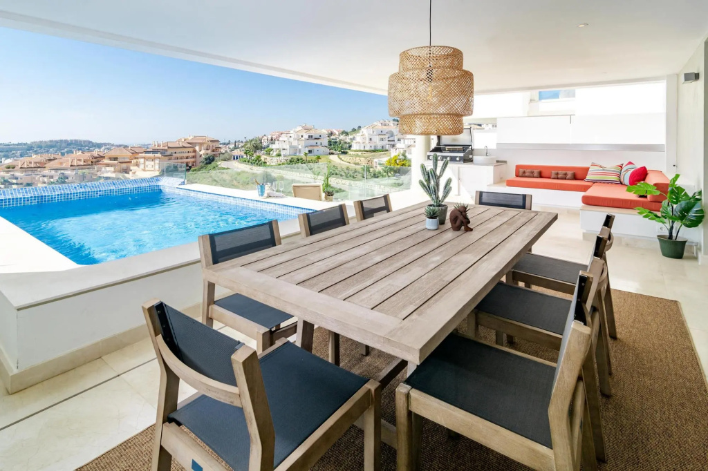 LMR- Luxury apartment, private pool. Families only