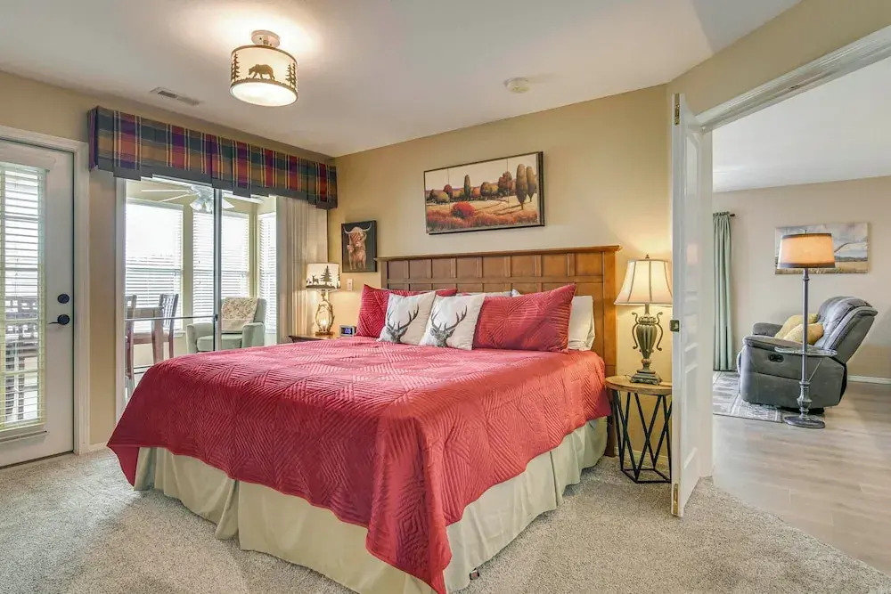 On Thousand Hills Golf Course: Condo w/ Sunroom