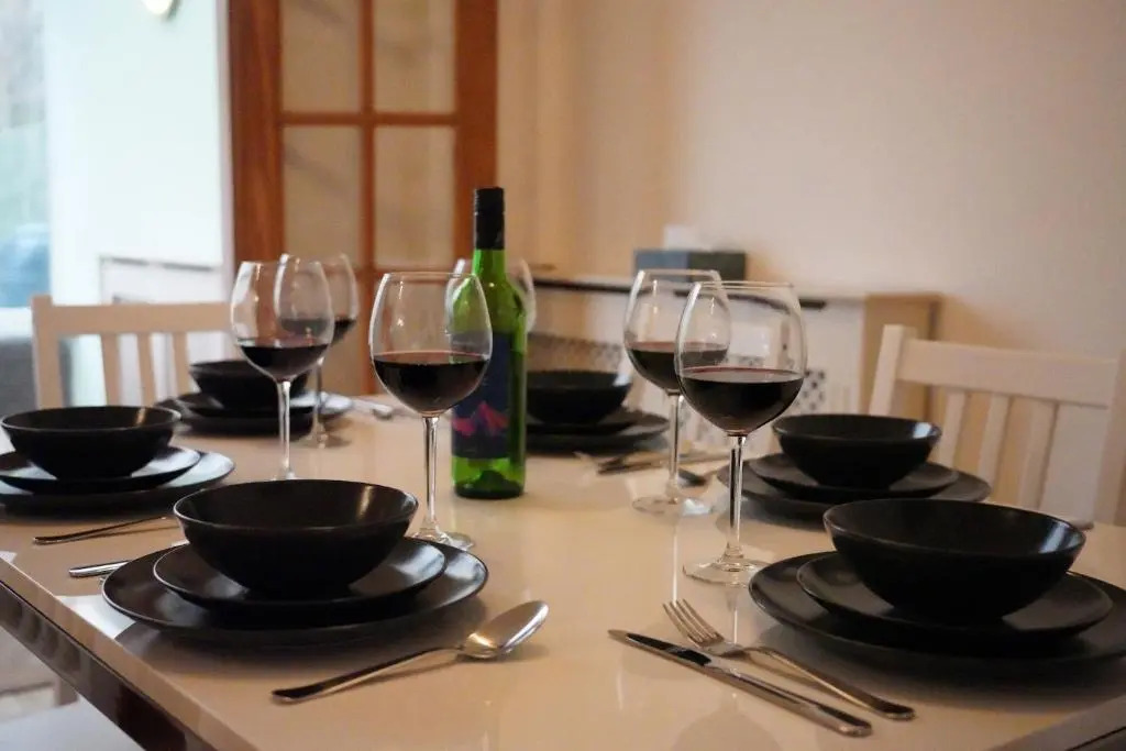 Spacious, 4 Bedroom Contractor Home for Large Groups with Private Parking for 3 Large Vehicles, Just 7 Minutes from CMK by Maison 19