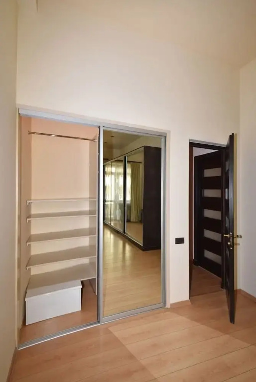 Spacious Apartment by Luxe Group TT606
