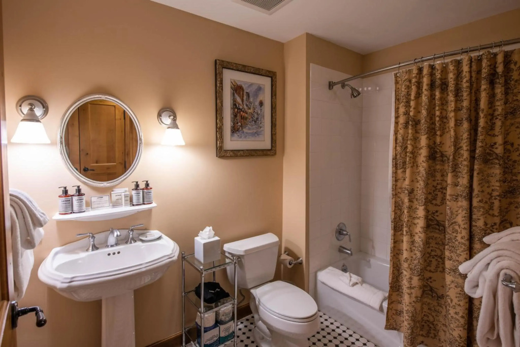 Spacious 3 Bedroom With 4 Beds And Sleeper Sofa Condo - No Cleaning Fee! by RedAwning