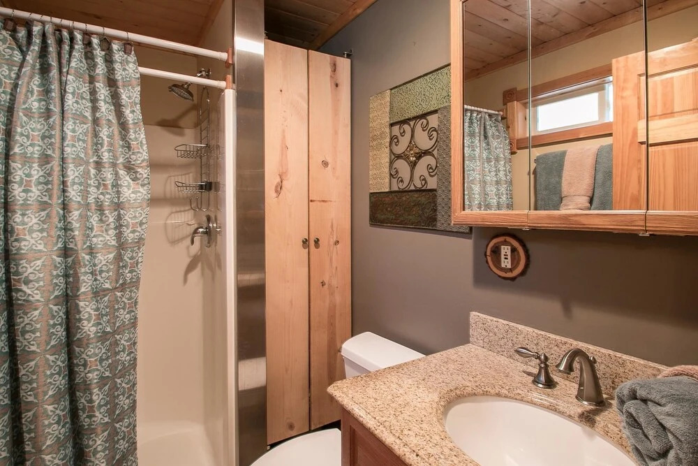 Log Hauler Haus Apartment 3 NW Comfy Cabins
