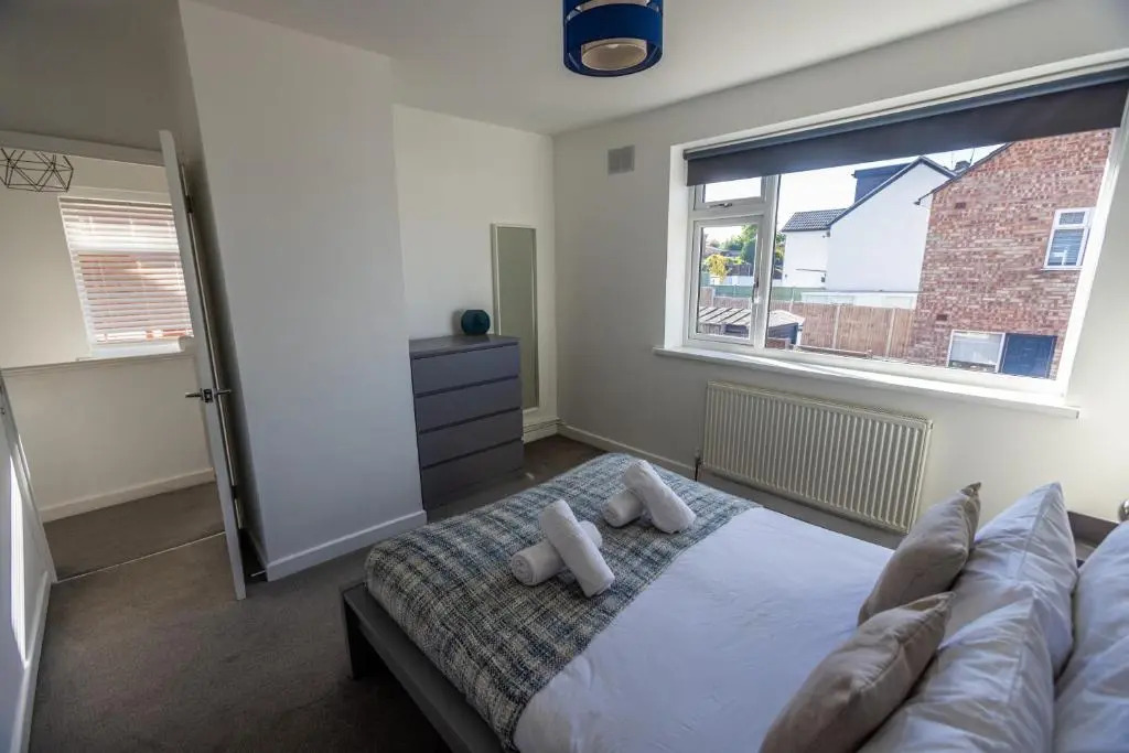Modern 3-Bed House with Parking - Sleeps 7!