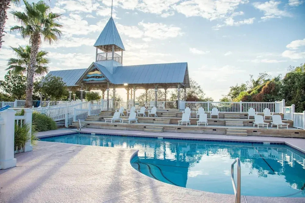 Luxury Cottage With Pools & Multiple Decks, 1/2 Block to Beach