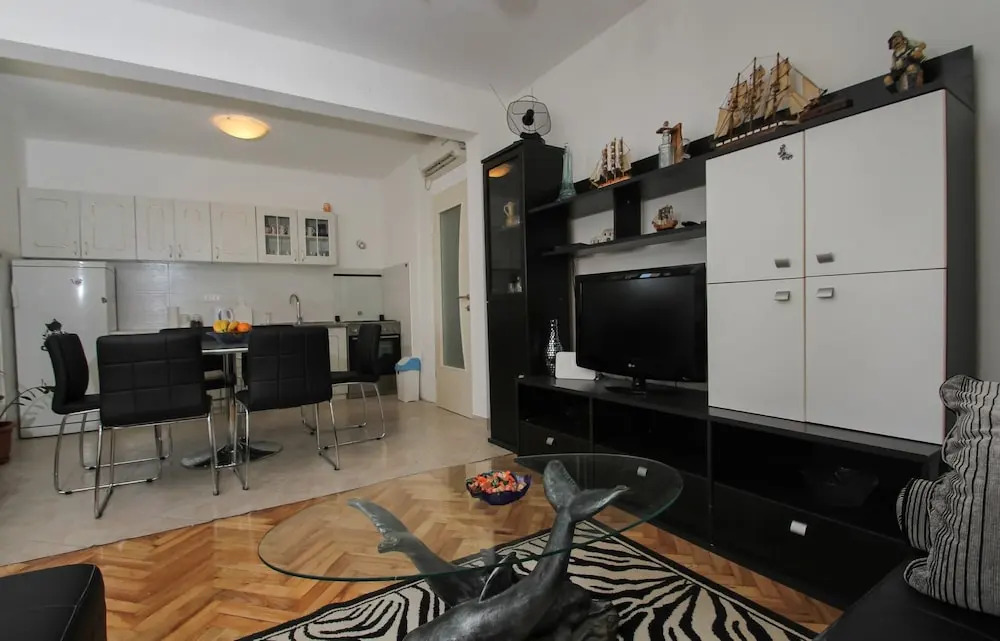 Modern apt in the Stone House in the Very Center
