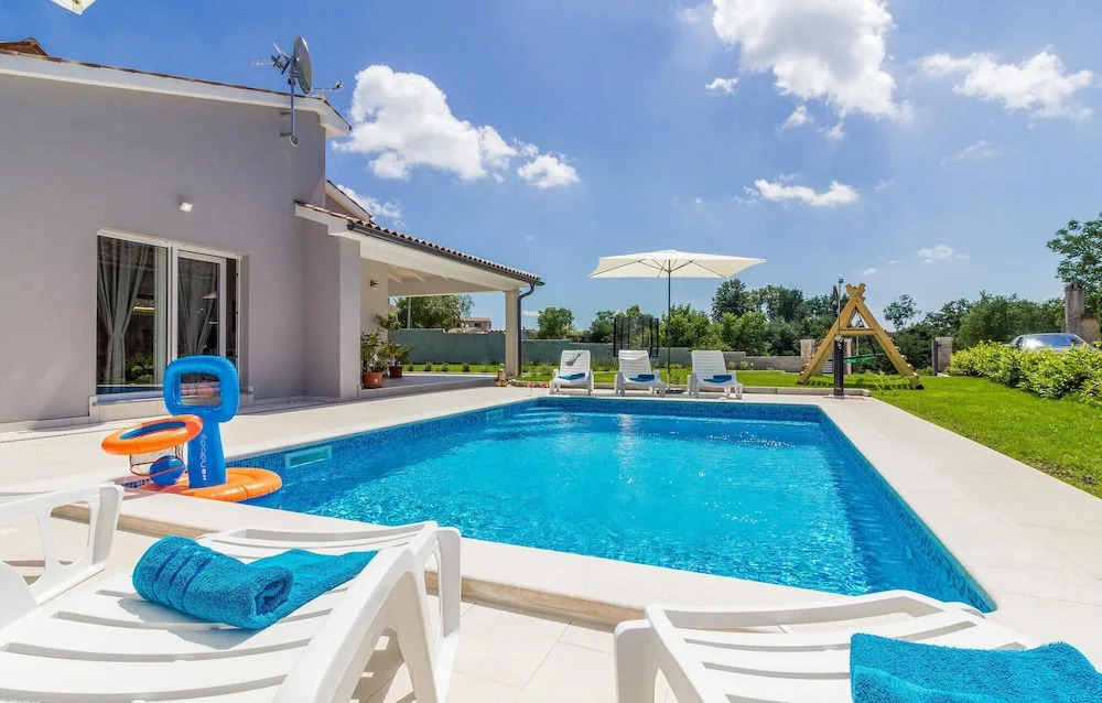 Three-Bedroom Holiday Home In Cetinici