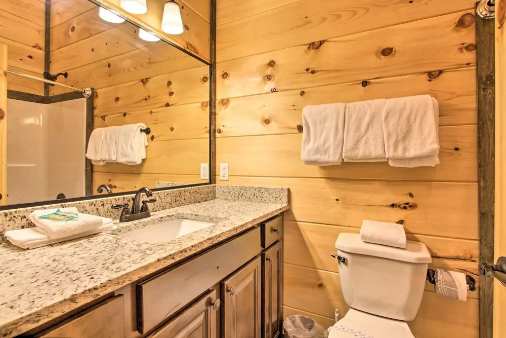 Luxe Cabin w/ Home Theater < 2 Miles to Gatlinburg