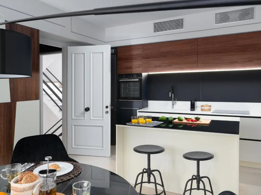 The H Experience - Stylish 2BD apt with balcony in Heraklion center