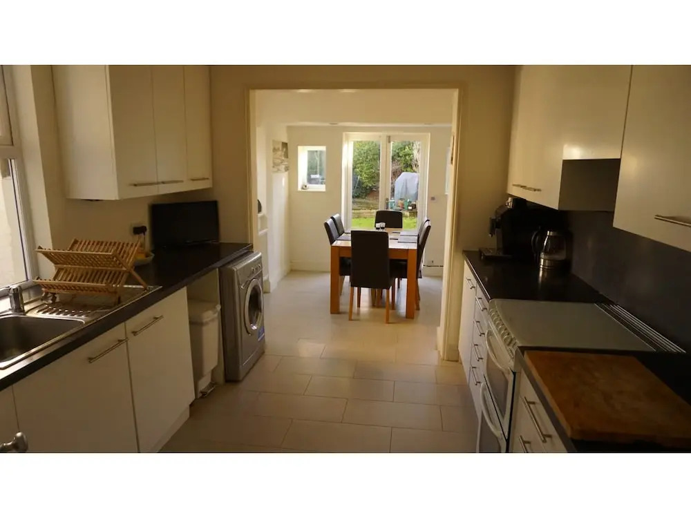 Charming, Spacious 3-br Home for 6 in Central Bath