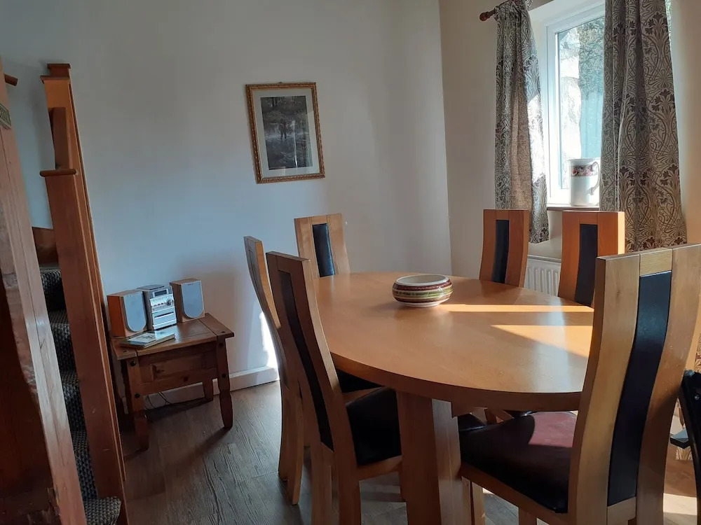 Inviting 3-bed Cottage Close to Pwllheli