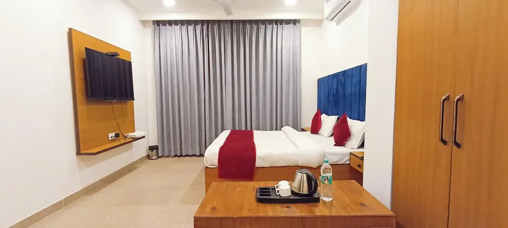 Hotel Lake View - Near Sukhna Lake