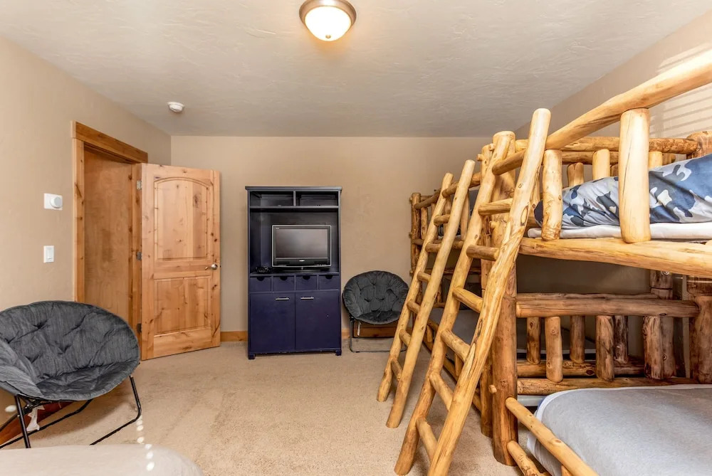 New Listing! Upscale W/ Private Hot Tub 5 Bedroom Townhouse