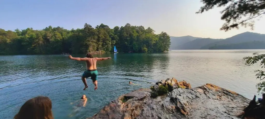 The Mountain Forager Cabin, Whitewater Rafting, Polar Express, Hot Tub, Home Gym