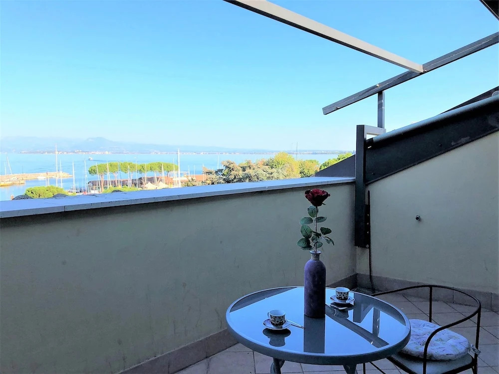 Square loft and lounge lake view