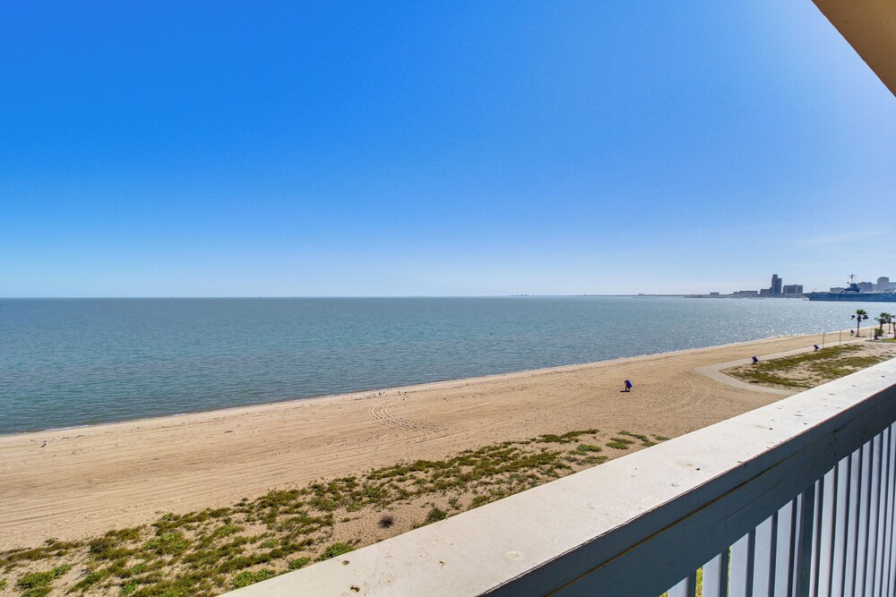 Breezy Beachfront Condo in Heart of Corpus Christi