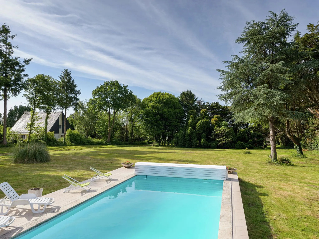 Beautiful villa with swimming pool, a large garden located in a beautiful green area