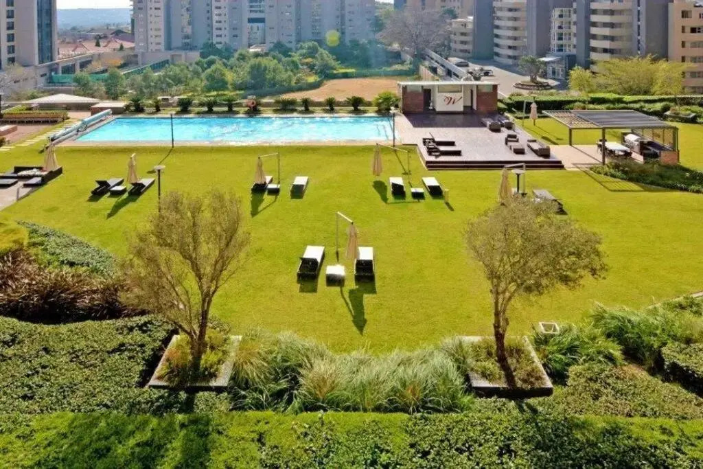 Great 2 bedroom, serviced apartment, views, pool!