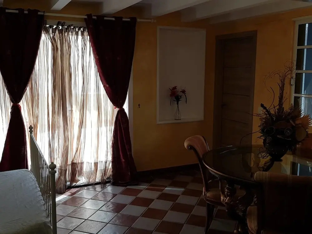 "Flora B&B "- Rooms in Privat Home Habitaciones en una casa privada