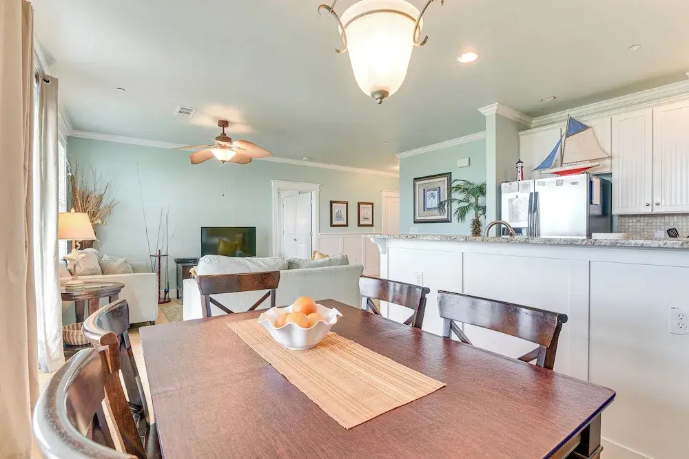 Walk to Beach: Condo w/ Bay View in Galveston