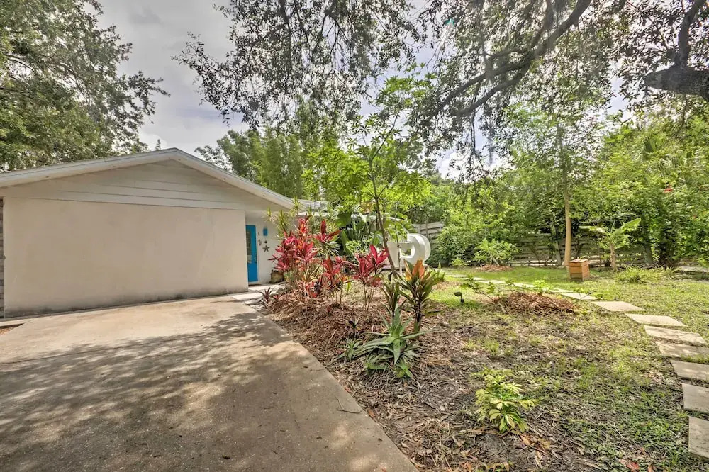 Sarasota House w/ Backyard Oasis: 6 Mi to Beach!