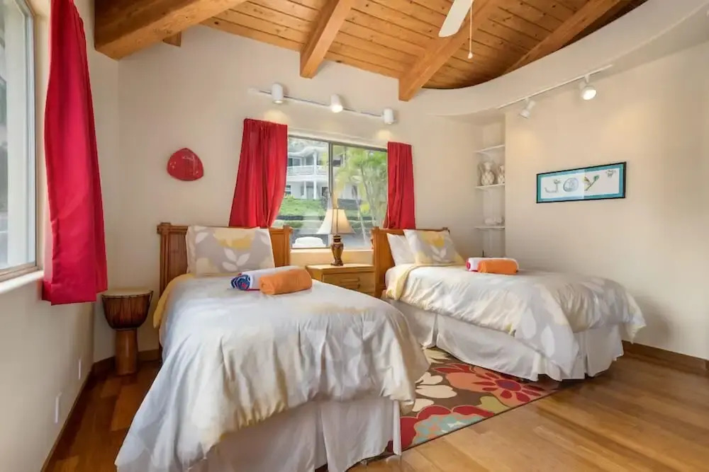 Kona Wa'a Paradise Getaway