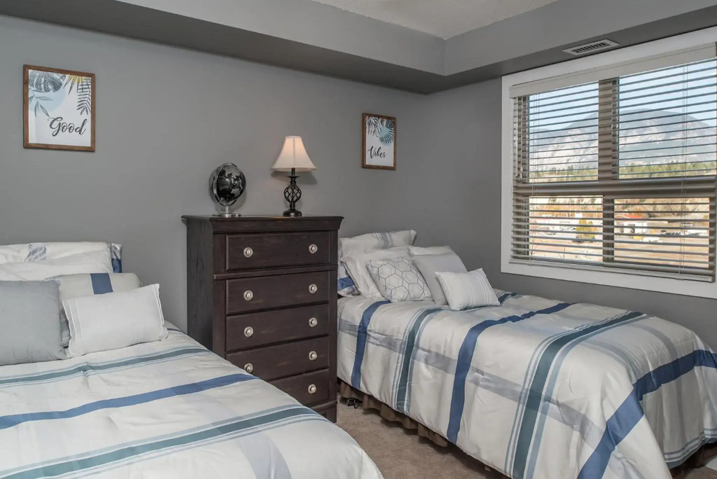 Modern Cozy 2 Bed 2 Bath with Lake and Mountain Views Pool and Hot Tub
