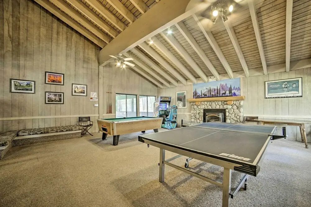 Mammoth Lakes Condo w/ Pool & Spa - Near Shuttle!