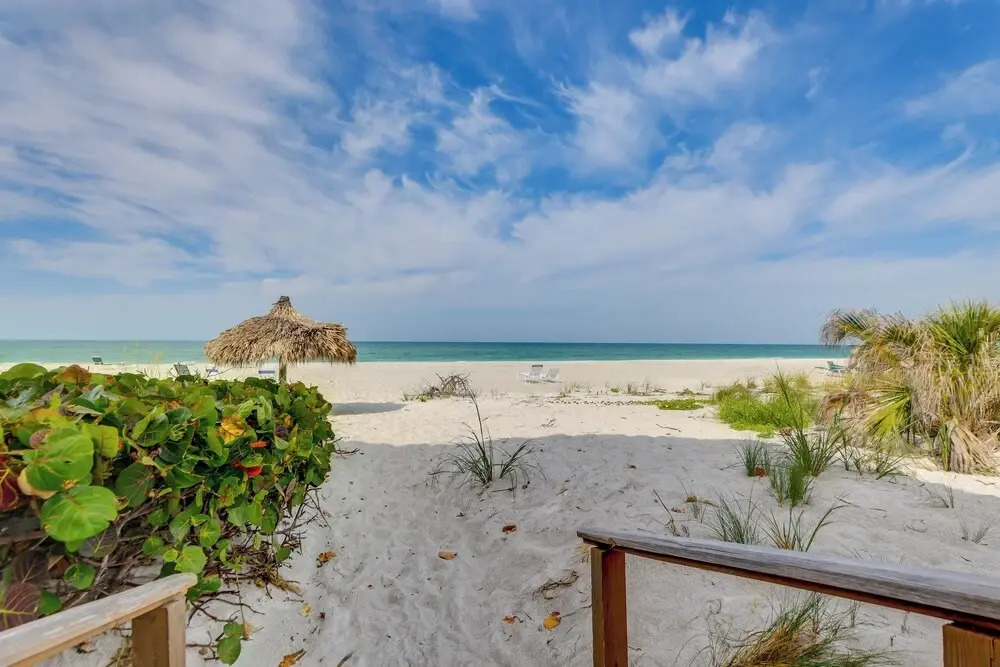Sunlit Longboat Key Escape w/ Private Resort Beach